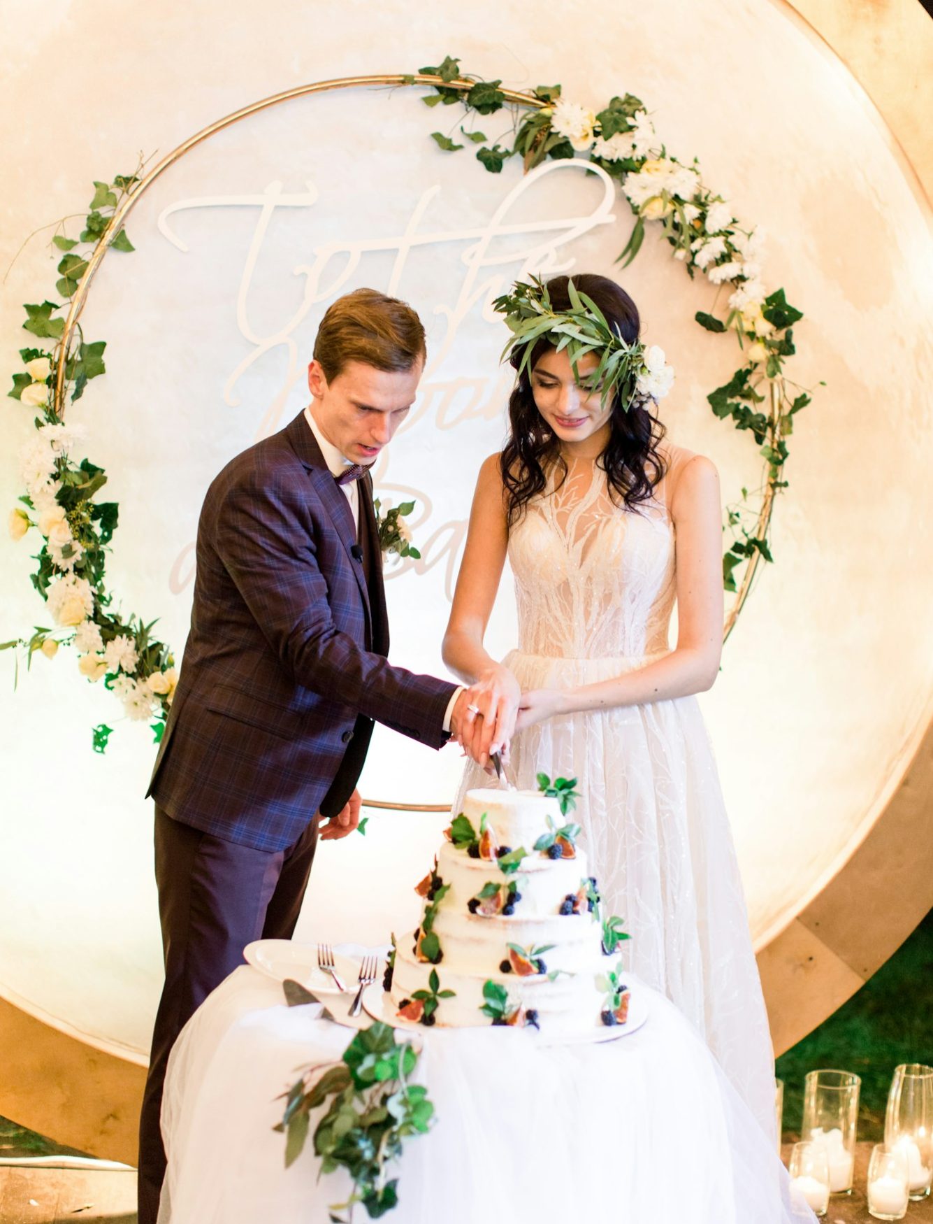 bride and groom cutting their rustic wedding cake. beautiful wedding cake. wedding reception